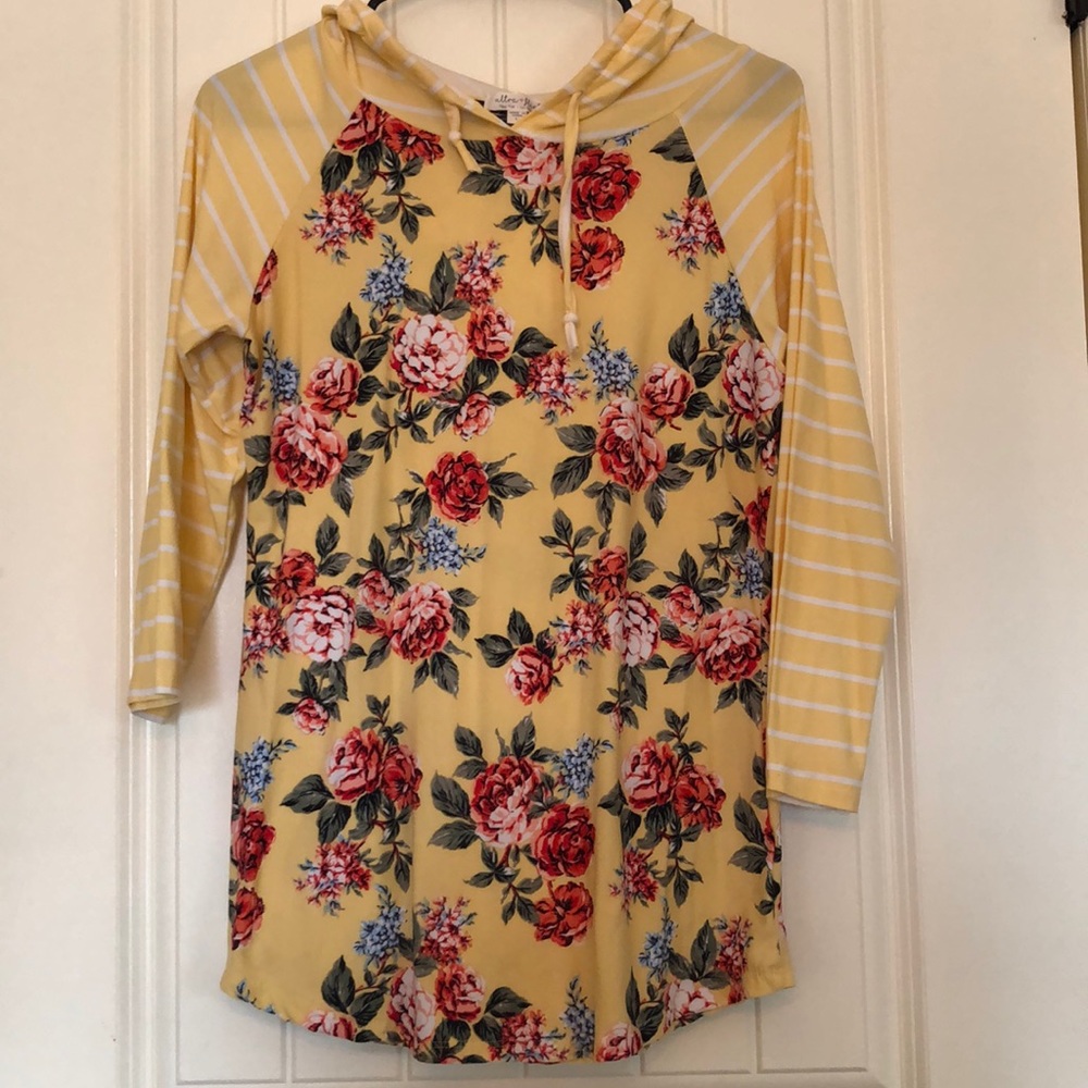 3/4 length sleeve hooded T-shirt